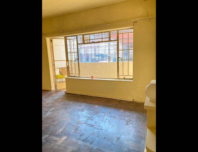 8 BEDROOM APARTMENT FOR SALE IN BERTRAMS
